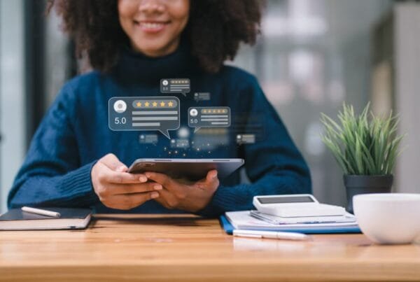 endomarketing homem trabalhando notebook calculadora